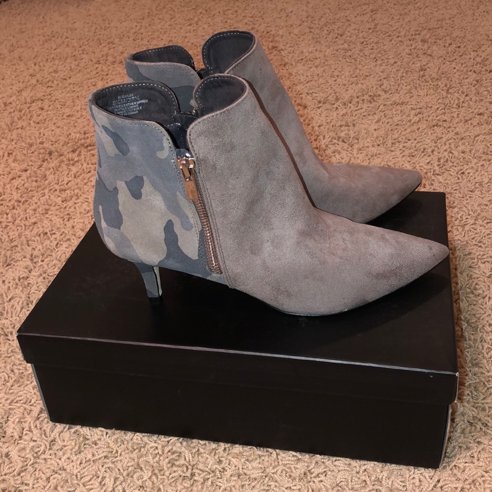 GILI grey Swede camo heels